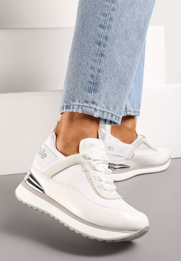 Renee - Białe Sneakersy z Metaliczną Wstawką i Ozdobnym Napisem na Ukrytym Koturnie Alivewna. Kolor: biały. Wzór: napisy. Sezon: lato. Obcas: na koturnie