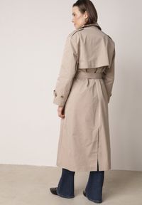 Born2be - Beżowy Bawełniano-Wiskozowy Płaszcz Trencz z Wiązanym Paskiem i Klapą Lissana. Okazja: na co dzień. Kolor: beżowy. Materiał: wiskoza, bawełna. Styl: casual, elegancki, klasyczny #3