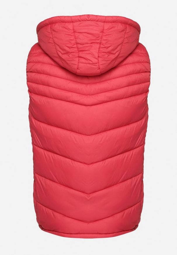 Born2be - Czerwona Kamizelka z Ozdobnym Pikowaniem i Kieszeniami na Suwaki oraz Odpinanym Kapturem Mioratta. Okazja: na co dzień. Kolor: czerwony. Materiał: jeans. Styl: elegancki, casual, klasyczny, sportowy