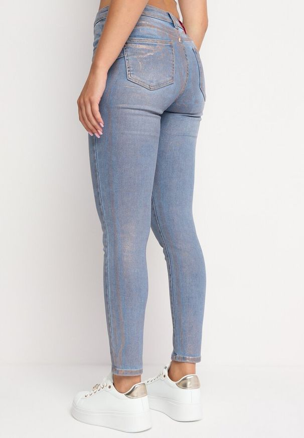 Born2be - Jasnoniebieskie Jeansy Skinny z Bawełny Ozdobione Złotą Farbą Taidda. Kolor: niebieski. Wzór: aplikacja. Styl: elegancki