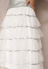 Renee - Biała Rozkloszowana Spódnica Maxi z Falbankami i Cekinami Noobi. Kolor: biały. Materiał: materiał. Wzór: aplikacja. Styl: elegancki #4
