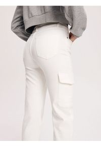 Reserved - Jeansy straight z kieszenią - biały. Kolor: biały #1