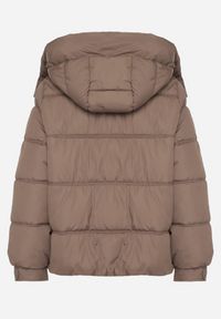 Born2be - Ciemnobeżowa Kurtka Puffer o Fasonie Oversize z Kapturem i Naszywką Azirva. Okazja: na co dzień. Typ kołnierza: kaptur. Kolor: beżowy. Materiał: dzianina. Wzór: aplikacja. Styl: sportowy, casual