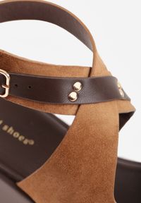 Born2be - Brązowe Sandały na Koturnie i Platformie Ozdobione Nitami i Wycięciami Merennea. Okazja: na co dzień. Zapięcie: sprzączka. Kolor: brązowy. Wzór: aplikacja. Obcas: na koturnie. Styl: casual, klasyczny, elegancki #3