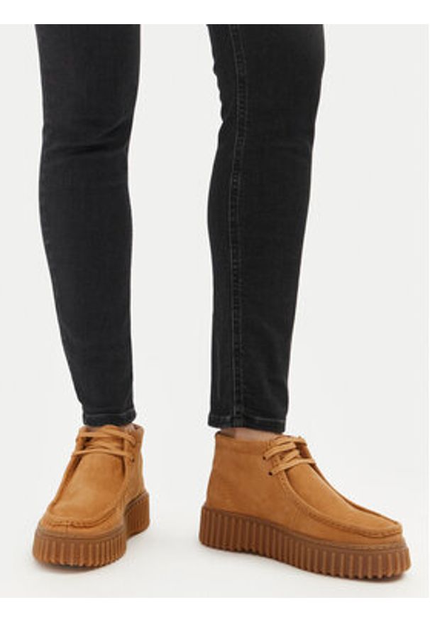 Clarks Trzewiki Torhill Moss 26179359 Brązowy. Kolor: brązowy. Materiał: nubuk, skóra