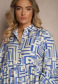 Renee - Niebieska Rozkloszowana Sukienka z Wiskozą w Geometryczny Print Apirestia. Okazja: na co dzień, na spacer. Typ kołnierza: dekolt w kształcie V. Kolor: niebieski. Materiał: wiskoza. Wzór: geometria, nadruk. Typ sukienki: proste. Styl: elegancki, casual