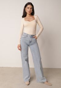 Born2be - Beżowe Body z Kwadratowym Dekoltem Phicise. Okazja: na co dzień. Typ kołnierza: dekolt kwadratowy. Kolor: beżowy. Materiał: wiskoza, jeans. Styl: casual, wizytowy #5