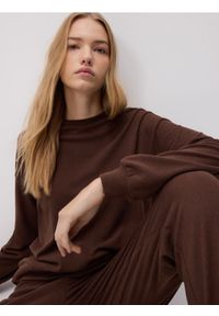 Reserved - Gładka bluza - brązowy. Kolor: brązowy. Materiał: dzianina. Wzór: gładki #1