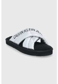 Calvin Klein Jeans Kapcie kolor srebrny. Nosek buta: okrągły. Kolor: srebrny. Materiał: materiał, guma. Wzór: gładki #3