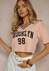 Renee - Ciemnoróżowy T-shirt z Bawełny Ozdobiony Napisem Lireline. Okazja: na co dzień. Kolor: różowy. Materiał: bawełna. Wzór: aplikacja, napisy. Styl: klasyczny, casual, elegancki #3