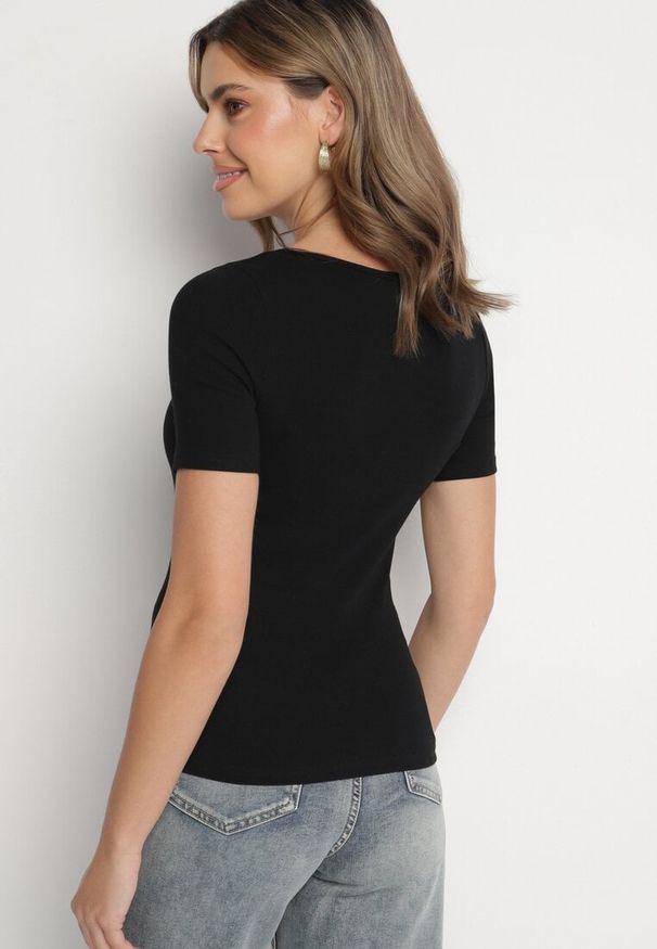 Born2be - Czarny Prążkowany T-shirt z Bawełny Ozdobiony Guzikami Tasavia. Okazja: na co dzień. Kolor: czarny. Materiał: bawełna, prążkowany. Wzór: aplikacja. Styl: klasyczny, elegancki, casual