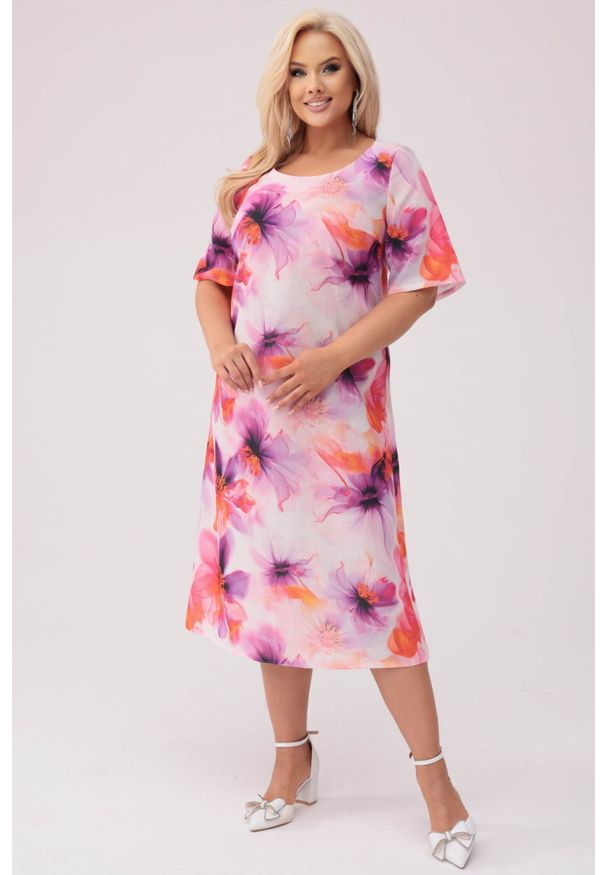 Moda Size Plus Iwanek - Trapezowa sukienka Felipa w kwiaty w odcieniach fioletu MIDI PLUS SIZE XXL OVERSIZE WIOSNA. Kolekcja: plus size. Materiał: len, materiał, elastan, tkanina, poliester. Wzór: kwiaty. Sezon: wiosna. Typ sukienki: dla puszystych, trapezowe, oversize. Styl: elegancki. Długość: midi