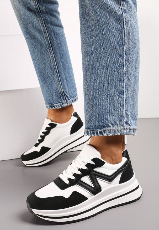 Renee - Czarne Sznurowane Sneakersy z Ekoskóry na Grubej Podeszwie Literna. Kolor: czarny