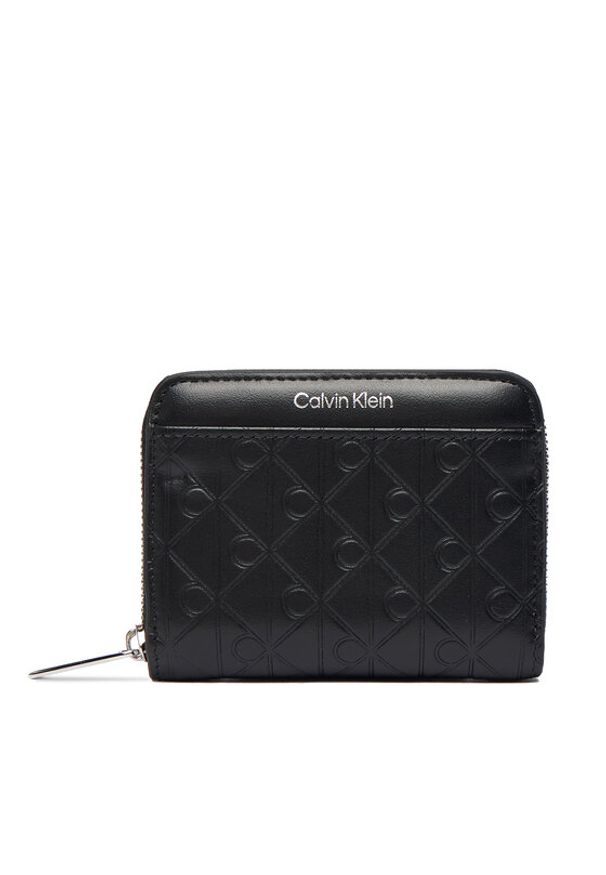 Calvin Klein Mały Portfel Damski Emblem Aop Embossed Zip Around LV04F1081G Czarny. Kolor: czarny. Materiał: skóra