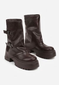 Born2be - Ciemnobrązowe Botki Biker VICES z Cholewką Imitującą Nogawkę z Klamrami Reiladia. Okazja: na co dzień. Zapięcie: klamry. Kolor: brązowy. Materiał: jeans. Szerokość cholewki: normalna. Styl: casual #4