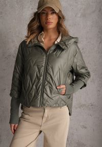 Renee - Zielona Pikowana Kurtka z Kapturem z Materiałem na Rękawach Grigoria. Okazja: na co dzień. Typ kołnierza: kaptur. Kolor: zielony. Materiał: materiał. Długość rękawa: długi rękaw. Styl: casual, elegancki #2