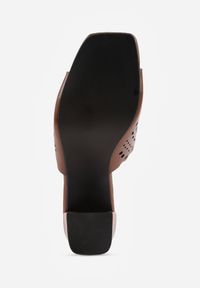 Renee - Brązowe Ażurowe Klapki na Słupkowym Obcasie z Kwadratowym Noskiem Lumetia. Okazja: na co dzień. Kolor: brązowy. Wzór: ażurowy. Sezon: lato. Obcas: na obcasie. Styl: boho, casual. Wysokość obcasa: średni #6