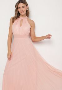 Born2be - Różowa Wieczorowa Sukienka ze Stójką Wiązana w Talii Ozdobiona Siateczką Nestasoni. Okazja: na imprezę. Typ kołnierza: kołnierzyk stójkowy. Kolor: różowy. Materiał: satyna. Długość rękawa: bez rękawów. Wzór: aplikacja. Styl: wizytowy #7