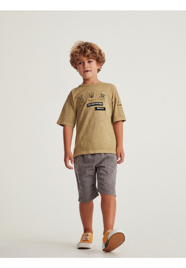 Reserved - Melanżowy t-shirt z naszywkami - Brązowy. Kolor: brązowy. Wzór: melanż, aplikacja
