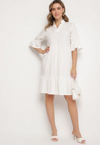 Born2be - Biała Sukienka Rozkloszowana z Wiskozą Ozdobiona Falbanami Eviriane. Okazja: na co dzień. Typ kołnierza: dekolt w serek. Kolor: biały. Materiał: wiskoza. Wzór: aplikacja. Typ sukienki: proste. Styl: casual #3