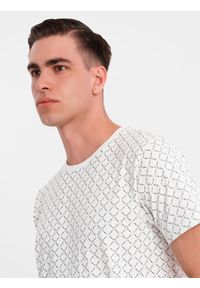 Ombre Clothing - Męska koszulka dzianinowa z nadrukiem full print – biała V3. Okazja: na co dzień. Kolor: biały. Materiał: dzianina. Długość rękawa: krótki rękaw. Długość: krótkie. Wzór: nadruk. Styl: klasyczny, casual #2