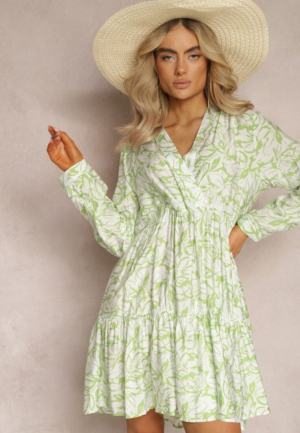 Renee - Zielono-Biała Kopertowa Sukienka Mini z Falbanką i Ozdobnym Printem Oletia. Kolor: zielony. Materiał: materiał. Długość rękawa: długi rękaw. Wzór: nadruk. Typ sukienki: kopertowe. Długość: mini