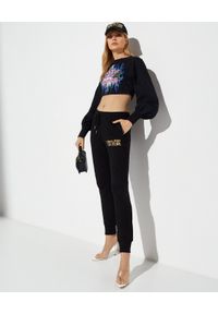 Versace Jeans Couture - VERSACE JEANS COUTURE - Krótka bluza z logo. Kolor: czarny. Materiał: bawełna. Długość: krótkie. Styl: rockowy #2