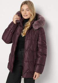 Born2be - Ciemnofioletowa Pikowana Kurtka z Kapturem z Futerkiem Tevea. Okazja: na spotkanie biznesowe, do pracy, na spacer. Typ kołnierza: kaptur. Kolekcja: plus size. Kolor: fioletowy. Materiał: futro. Styl: klasyczny, biznesowy, elegancki