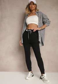 Renee - Czarne Dresowe Spodnie Joggery z Bawełny z Gumką i Sznureczkiem w Talii Kaithira. Okazja: na co dzień. Kolor: czarny. Materiał: bawełna, dresówka. Styl: casual, elegancki