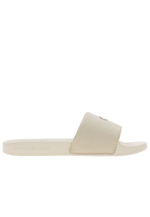 Klapki Calvin Klein Slide Monogram Hardware YW0YW01713-AEO - białe. Okazja: na plażę, na co dzień. Kolor: biały. Materiał: materiał. Szerokość cholewki: normalna. Wzór: aplikacja. Sezon: lato. Sport: pływanie