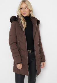 Born2be - Brązowa Kurtka Płaszcz z Pikowaniem i Futrzanym Kapturem Navimesa. Kolor: brązowy. Materiał: futro #3