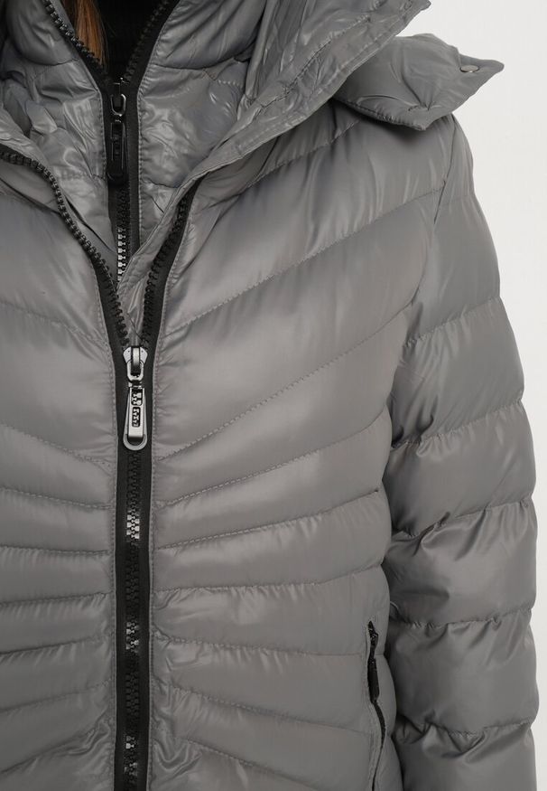 Born2be - Ciemnoszara Pikowana Kurtka Zimowa o Dłuższym Fasonie z Kapturem Sialdra. Okazja: na co dzień, do pracy, na spacer. Typ kołnierza: kaptur. Kolor: szary. Długość: długie. Sezon: zima. Styl: casual, elegancki