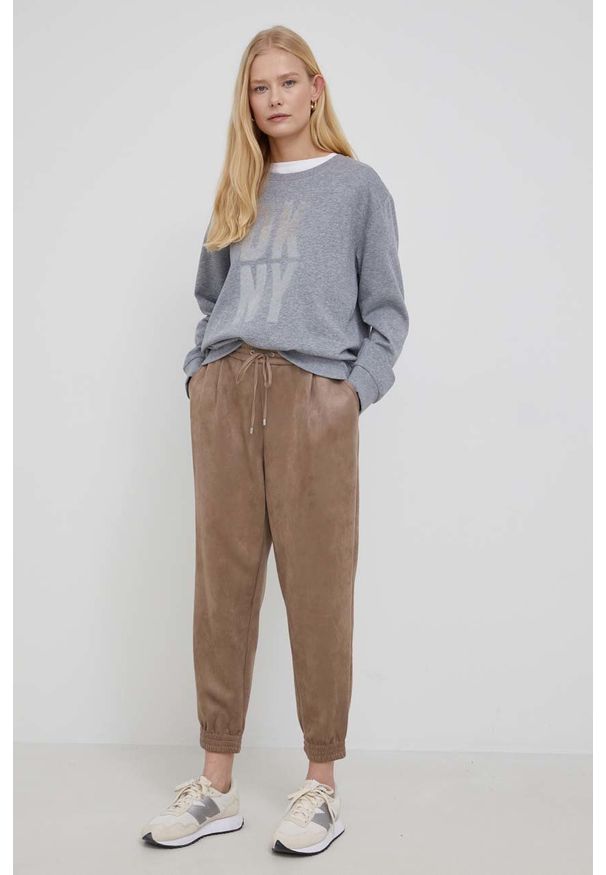 DKNY - Dkny spodnie P1KKSL20 damskie kolor brązowy joggery high waist. Stan: podwyższony. Kolor: brązowy. Materiał: dzianina