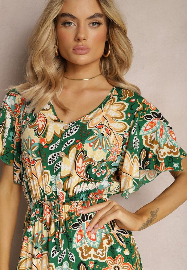 Renee - Zielona Bawełniana Sukienka Letnia Ozdobiona Kolorowym Wzorem Boho z Gumką w Pasie Pythia. Kolor: zielony. Materiał: bawełna. Wzór: aplikacja, kolorowy. Sezon: lato. Styl: boho