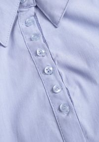 Renee - Jasnoniebieska Gładka Koszula z Krótkimi Rękawami i Kołnierzem Hollitta. Okazja: na co dzień. Kolor: niebieski. Długość rękawa: krótki rękaw. Długość: krótkie. Wzór: gładki. Styl: casual, klasyczny #5