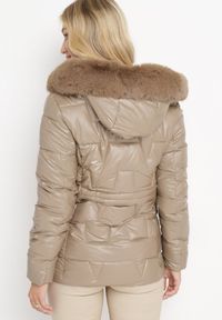 Born2be - Ciemnobeżowa Pikowana Kurtka z Kapturem z Futerkiem Flavara. Typ kołnierza: kaptur. Kolor: beżowy. Materiał: futro #3