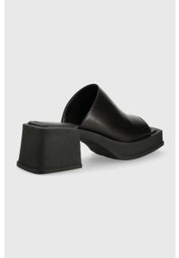 Vagabond Shoemakers klapki skórzane HENNIE damskie kolor czarny na słupku. Kolor: czarny. Materiał: skóra. Obcas: na słupku. Wysokość obcasa: średni #3