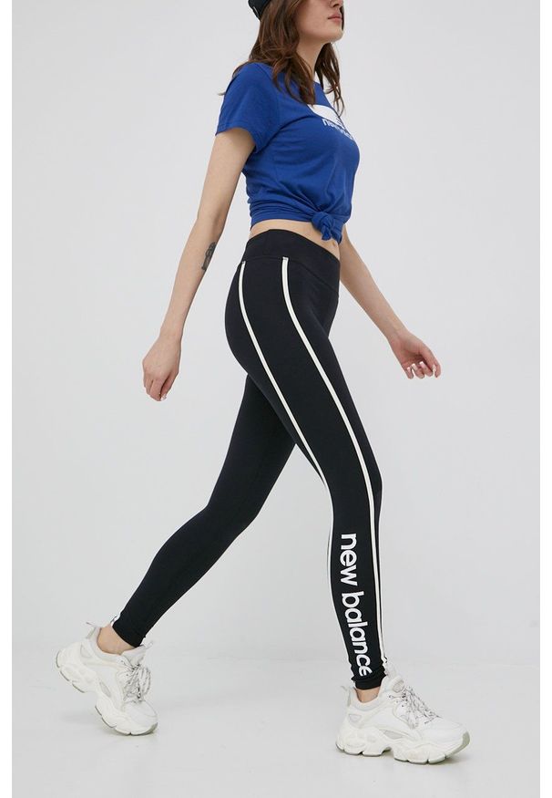 New Balance legginsy damskie kolor czarny z aplikacją. Kolor: czarny. Materiał: poliester. Wzór: aplikacja