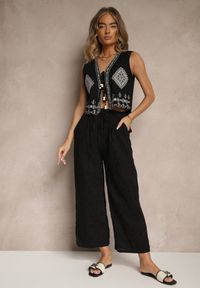 Renee - Czarne Spodnie High Waist z Bawełnianej Tkaniny Zdobionej Haftem Mevirona. Okazja: na co dzień. Stan: podwyższony. Kolor: czarny. Materiał: bawełna, tkanina. Wzór: haft, aplikacja. Styl: casual, elegancki