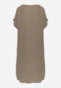 Born2be - Ciemnobeżowa Pudełkowa Sukienka z Lnem i Wiskozą Zdobiona Metalicznym Guzikiem Phisoth. Okazja: na co dzień, do pracy, na spotkanie biznesowe. Kolekcja: plus size. Kolor: beżowy. Materiał: wiskoza, len. Wzór: aplikacja. Sezon: lato. Typ sukienki: dla puszystych, proste. Styl: casual, biznesowy, elegancki #4