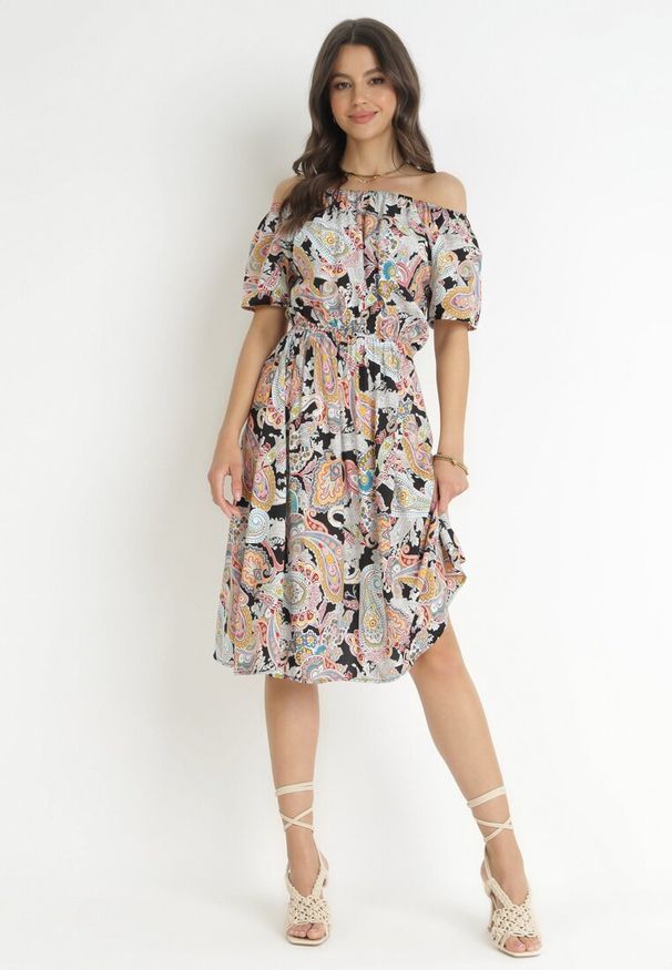 Born2be - Beżowo-Czarna Sukienka Bawełniana Hiszpanka we Wzór Paisley Rosalita. Typ kołnierza: dekolt hiszpanka. Kolor: beżowy. Materiał: bawełna. Wzór: paisley. Typ sukienki: rozkloszowane