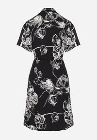 Born2be - Czarna Sukienka w Kwiaty z Paskiem Cleza. Okazja: na co dzień. Typ kołnierza: dekolt w kształcie V. Kolor: czarny. Wzór: kwiaty. Sezon: wiosna, lato. Styl: casual, elegancki #5