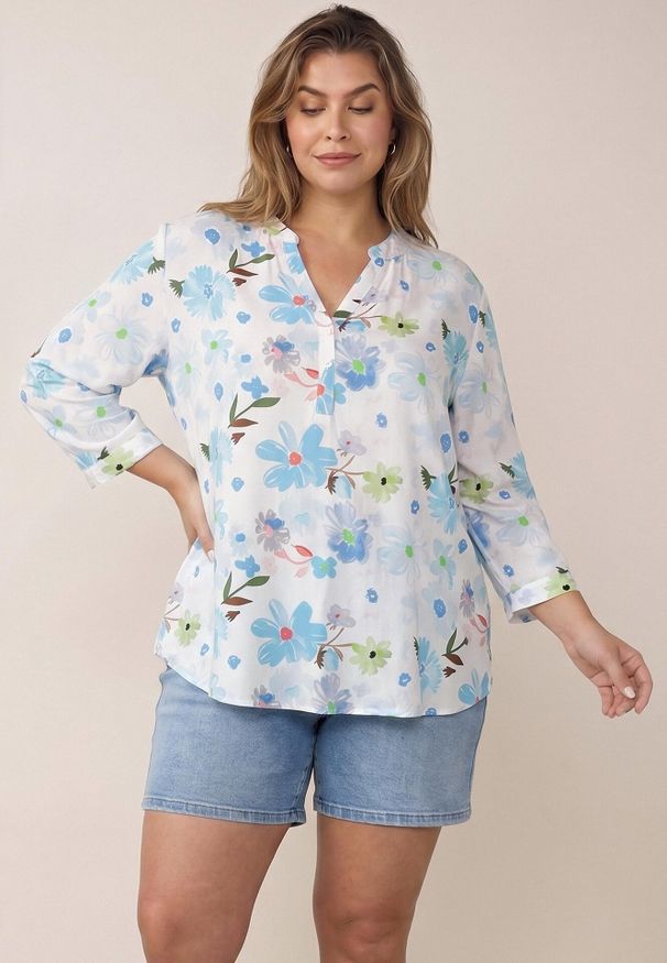 Born2be - Niebieska Koszula Wiskozowa w Kwiaty Syro. Okazja: na co dzień. Typ kołnierza: dekolt w kształcie V. Kolekcja: plus size. Kolor: niebieski. Materiał: wiskoza. Wzór: kwiaty. Styl: casual