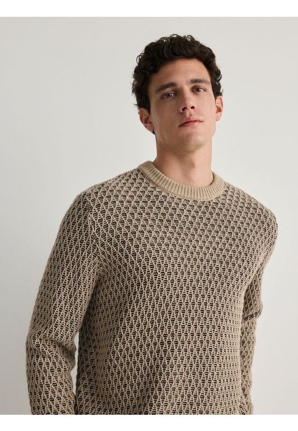 Reserved - Strukturalny sweter - beżowy. Kolor: beżowy. Materiał: wełna, dzianina