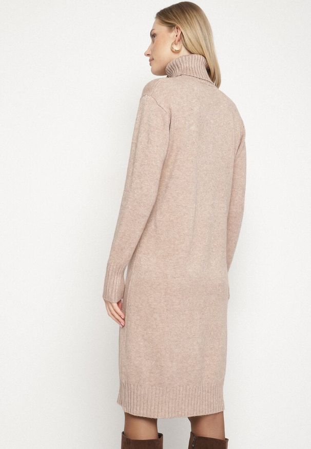 Born2be - Beżowa Dzianinowa Sukienka z Bawełną o Prostym Kroju z Golfem Tesala. Okazja: do pracy, na spotkanie biznesowe. Typ kołnierza: golf. Kolor: beżowy. Materiał: bawełna, dzianina. Wzór: jednolity. Typ sukienki: proste. Styl: biznesowy, klasyczny