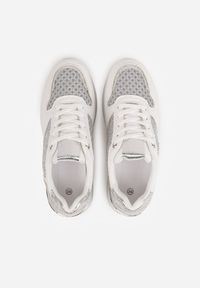 Renee - Białe Sneakersy na Platformie Ozdobione Metalicznymi Wstawkami i Siateczką Zitina. Kolor: biały. Materiał: jeans, dresówka. Wzór: aplikacja. Obcas: na platformie #5
