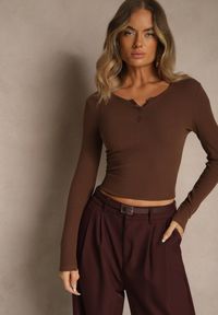 Renee - Brązowa Bawełniana Bluzka Longsleeve z Prążkowanej Tkaniny z Guziczkami Amandria. Okazja: na co dzień. Kolor: brązowy. Materiał: tkanina, prążkowany, bawełna. Długość rękawa: długi rękaw. Styl: casual