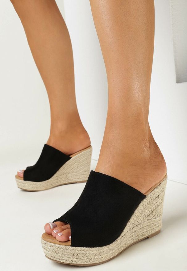 Born2be - Czarne Klapki Peep Toe na Plecionym Koturnie Esadima. Nosek buta: otwarty. Kolor: czarny. Obcas: na koturnie