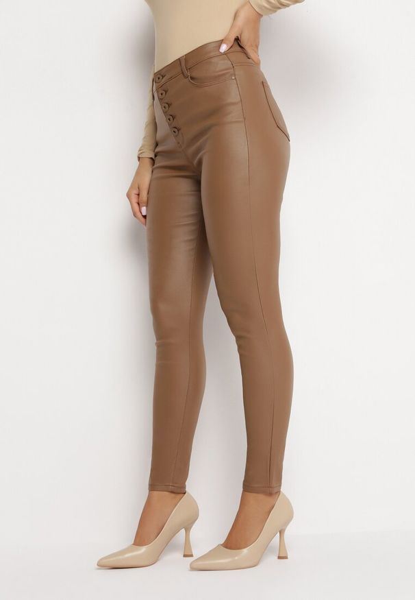 Born2be - Jasnobrązowe Modelujące Spodnie Skinny z Imitacji Skóry Natividade. Okazja: na co dzień. Kolor: brązowy. Materiał: skóra. Wzór: aplikacja. Styl: wizytowy, elegancki, casual