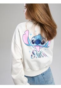 Sinsay - Bluza bomberka z nadrukiem na plecach Stitch - kremowy. Kolor: kremowy. Wzór: nadruk #1